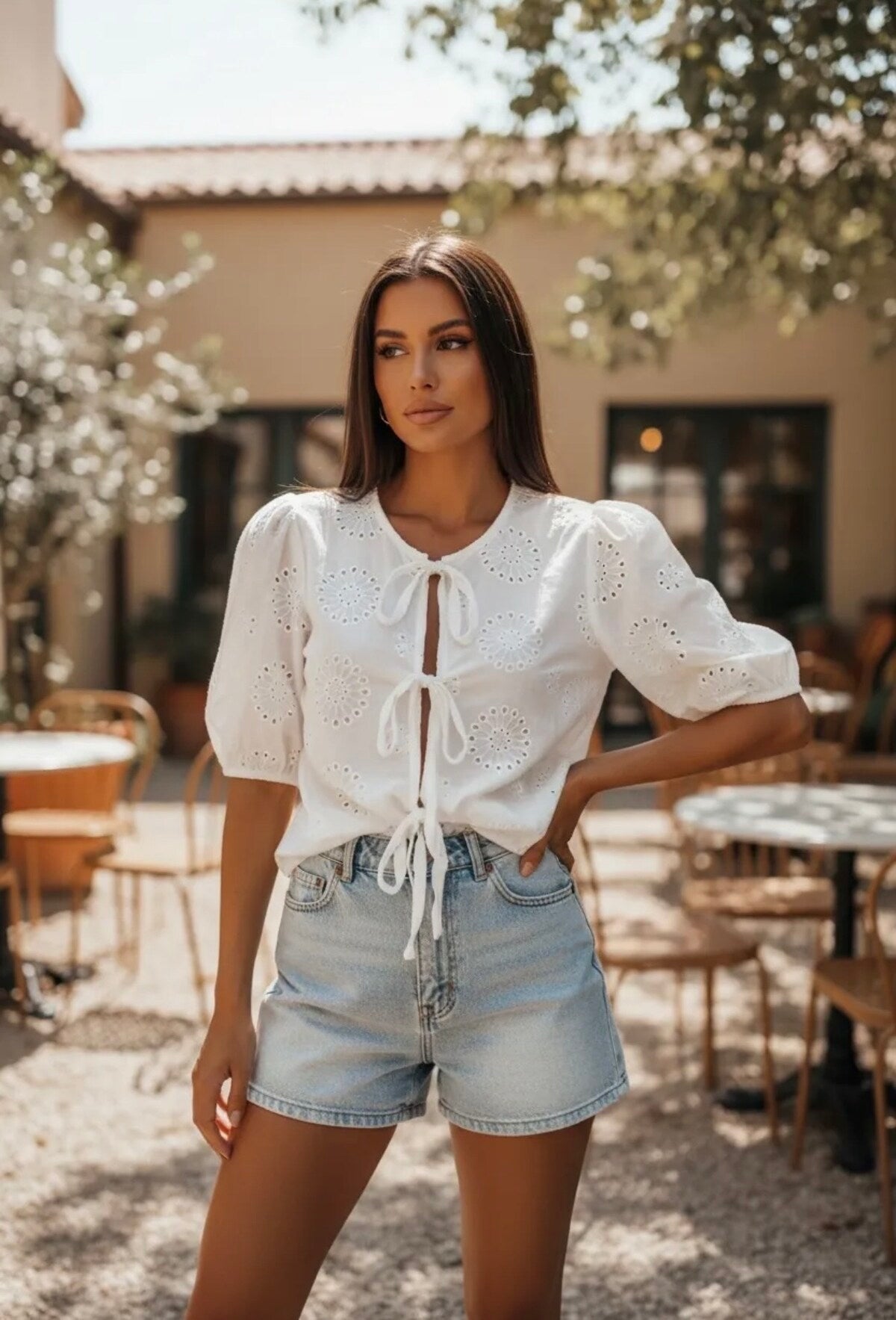 Bluse mit Stickknoten
